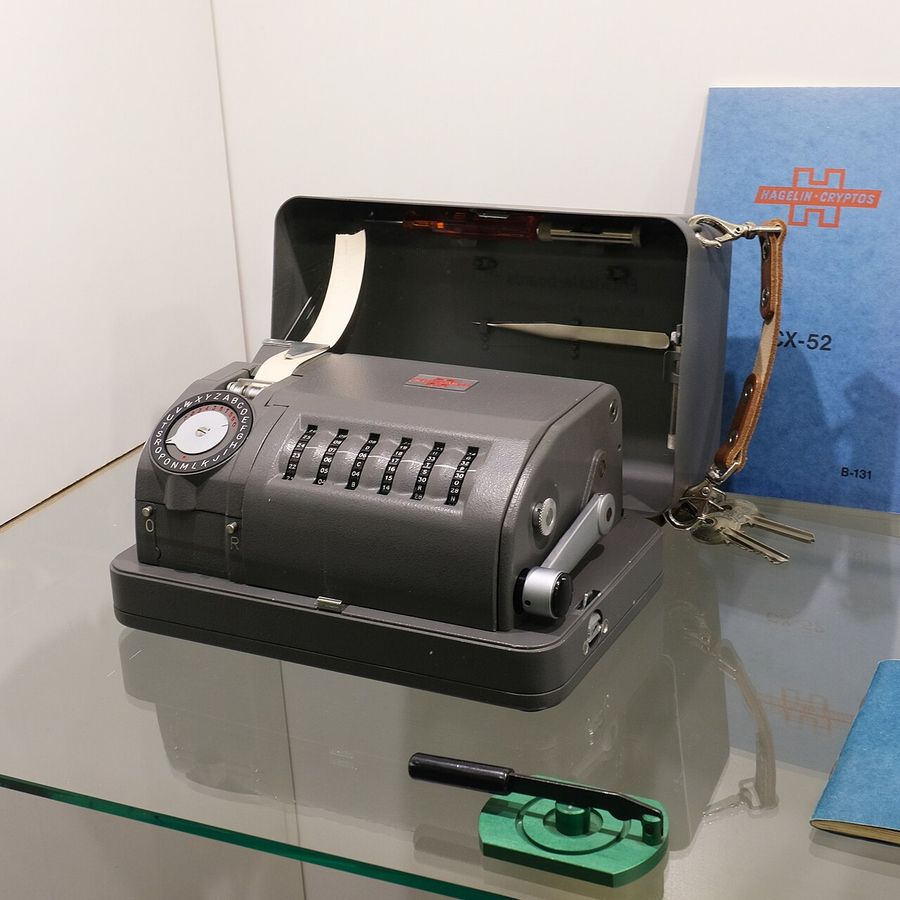 Die Chiffriermaschine Hagelin CX-52 der Crypto AG. Ausstellungsstück im Enter Museum in Solothurn