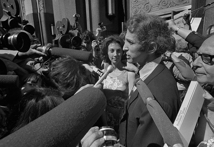 Daniel Ellsberg, source of the Pentagon Papers, with his wife at the Boston federal building, June 28, 1971