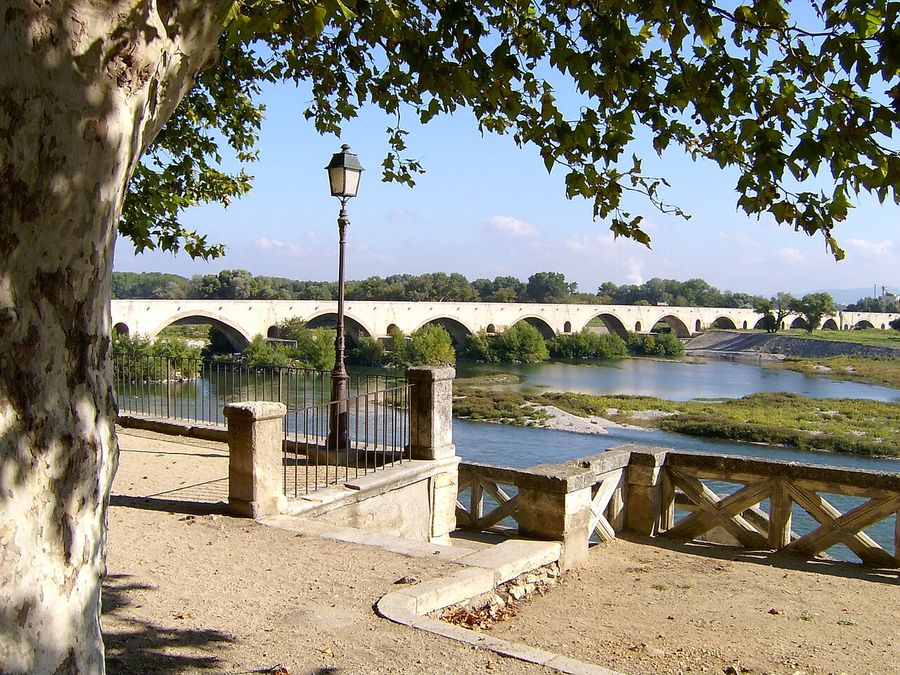 De oude brug over de Rhone van Pont-Saint-Esprit